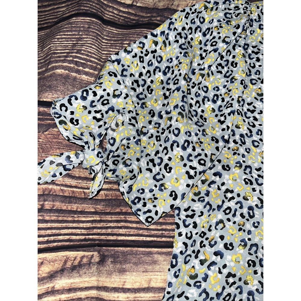 Everleigh Top Women Size Large Blue Cheetah Print V Neck Short Sleeve Casual - Picture 5 of 6